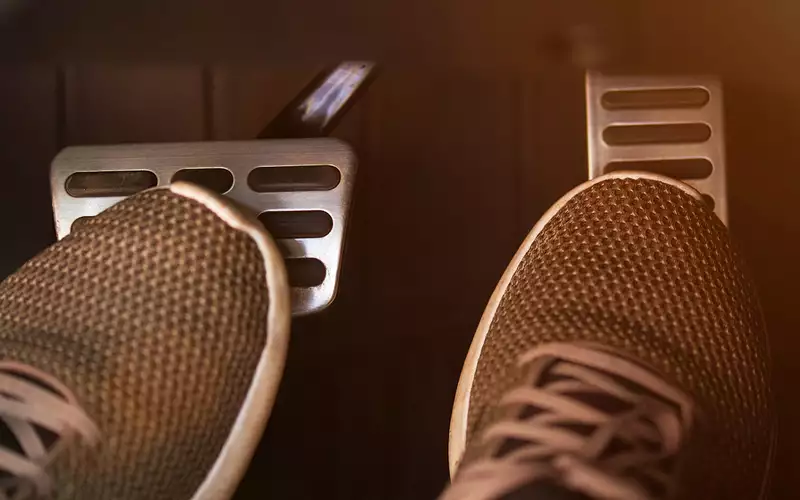 Що буде, якщо натиснути газ і гальмо одночасно?