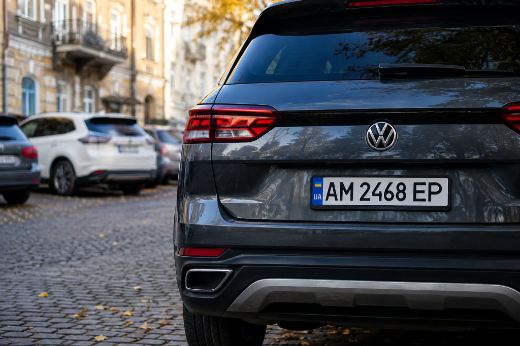 АВ АЕ АК АМ АН АО АП АС АТ АХ — номери авто: розшифровка всіх кодів на А Чорний Volkswagen з українським номерним знаком АМ Житомирської області