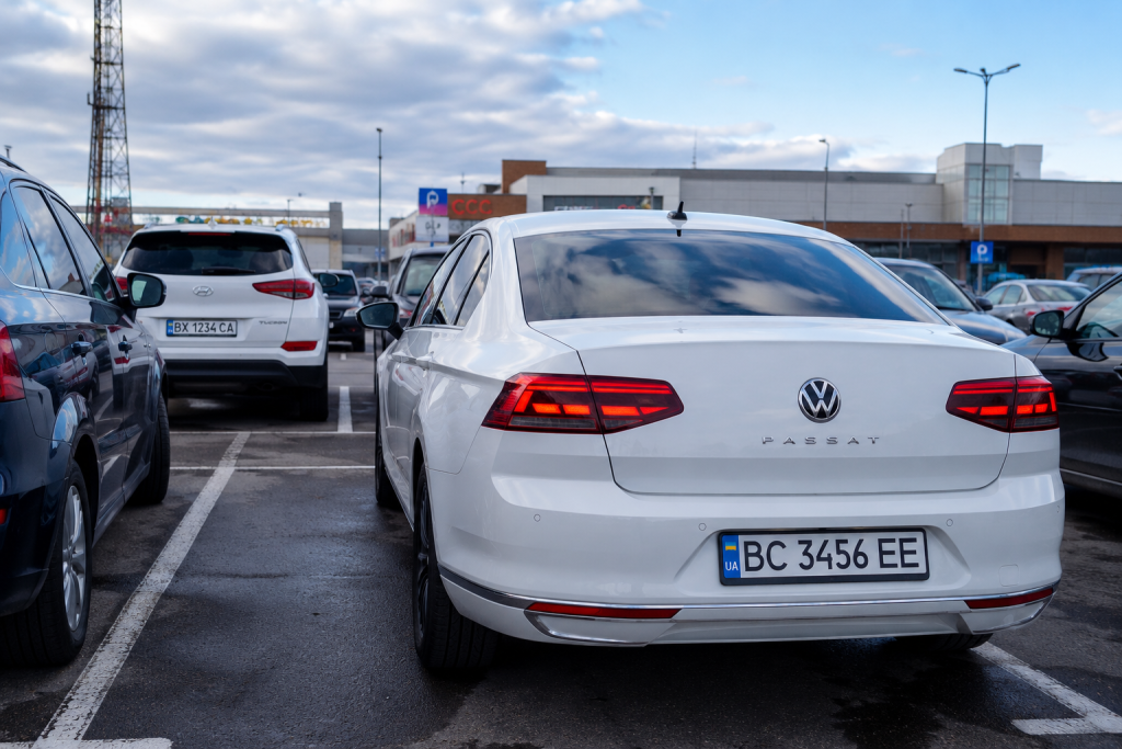 Білий Volkswagen Passat з українським номерним знаком ВС Львівської області